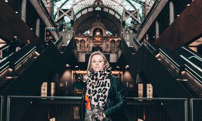 Dorien Cuylaerts in station Antwerpen