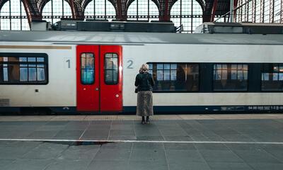Dorien aan trein