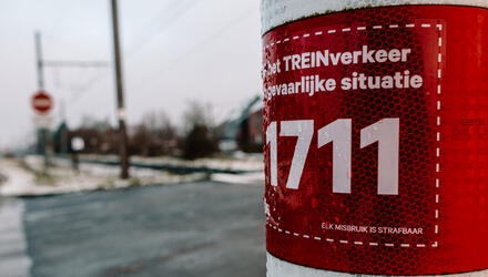 1711 sticker aan overweg